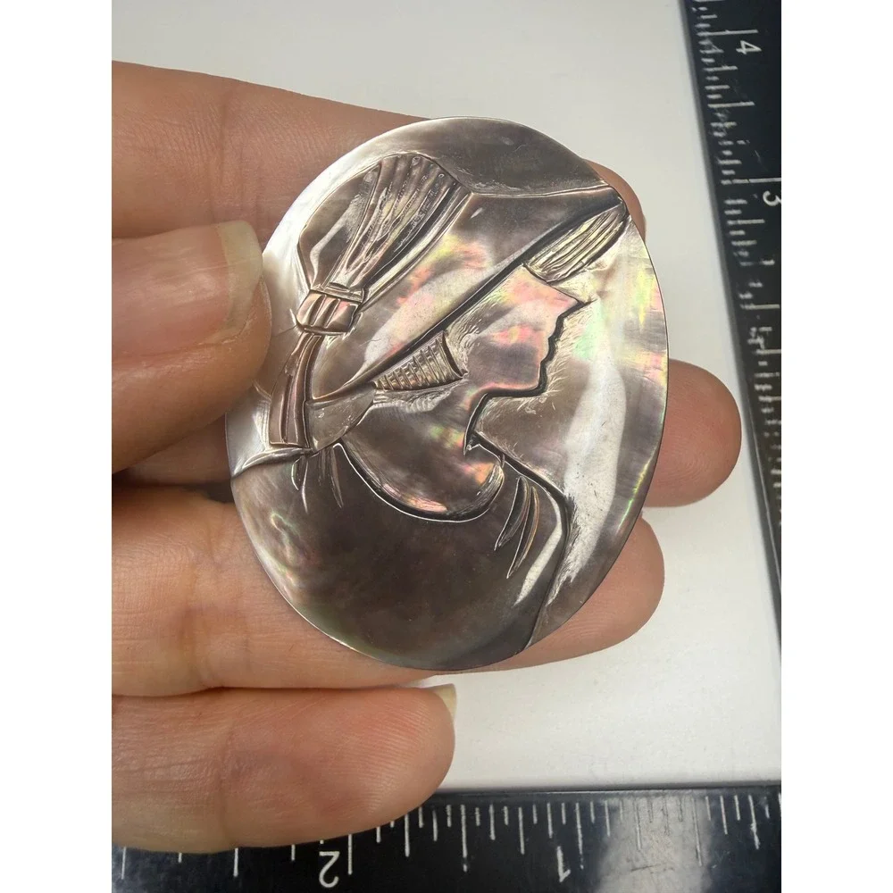 Carved‎ Black Lip Mother of Pearl Shell Cameo Brooch Pendant Woman in Hat 2in
